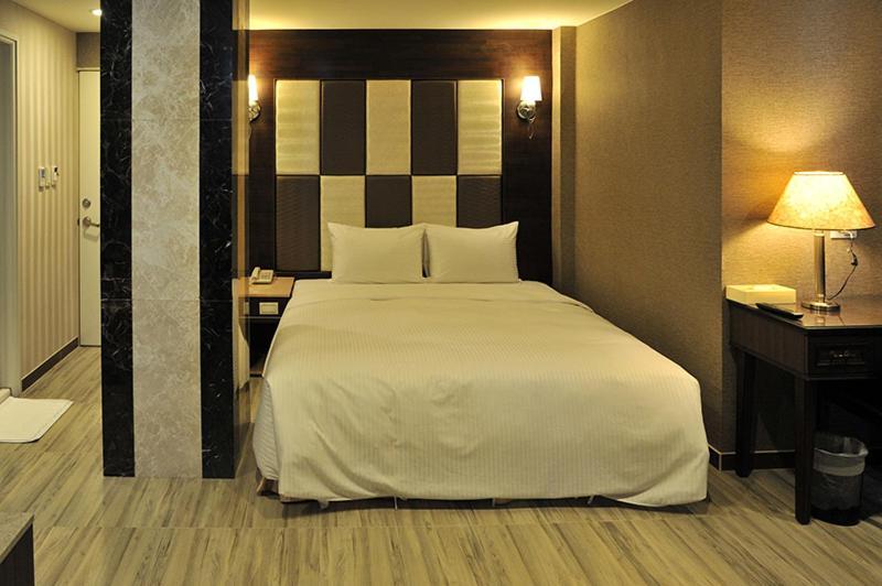 Maple Hotel Second Branch Tainan Exterior photo